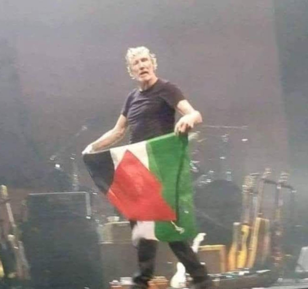 Dos artistas, dos banderas. Melendi y Roger Waters. Uno sabe que en #Cuba no han matado a nadie, pero le interesa vender tickets en #Miami. El otro sabe que en #Palestina han masacrado a miles de personas, y aunque la causa no vende tickets, lo denuncia.  #CDRCuba #CubaVencerá