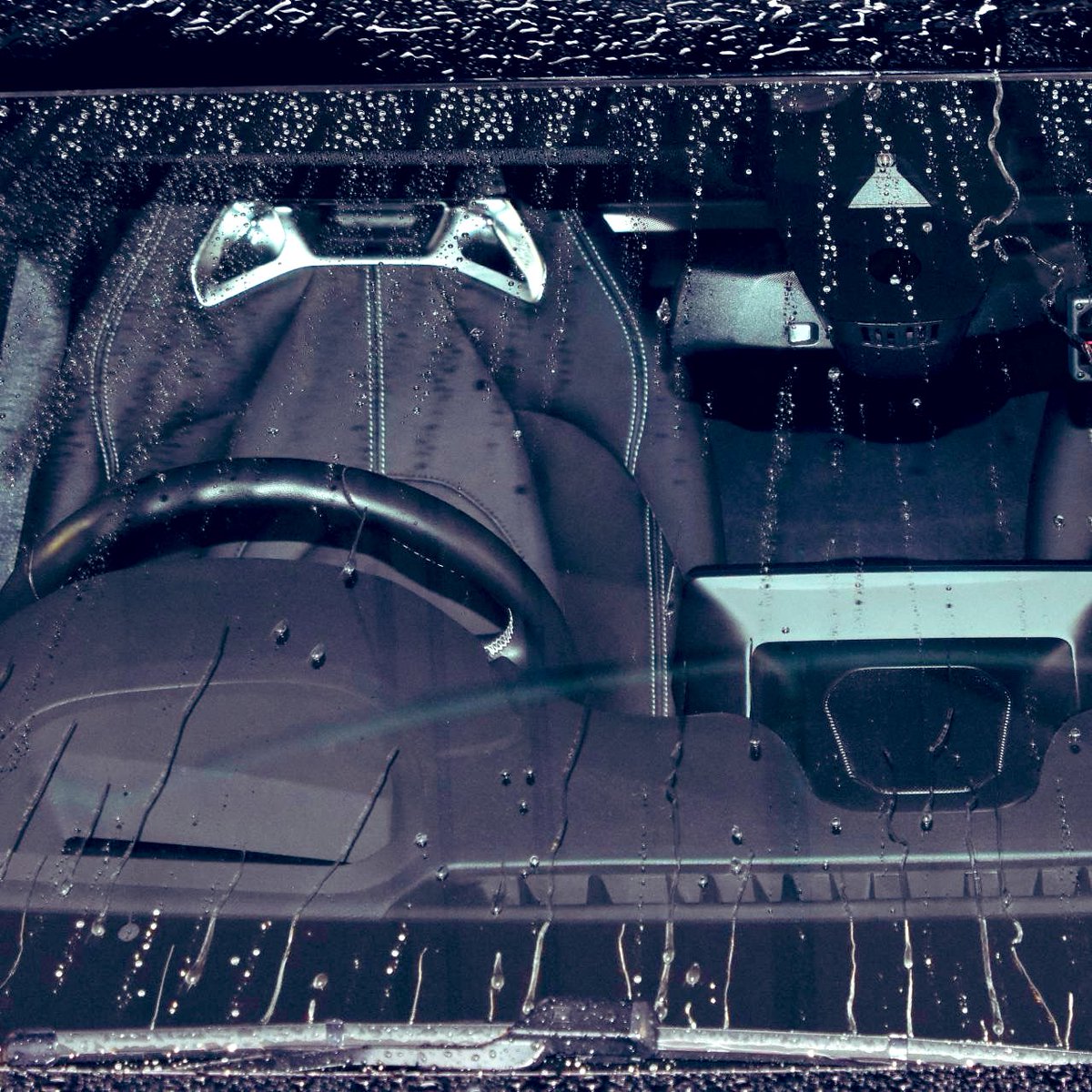 梅雨入りを前に・・・🐌☔
高耐久窓ガラス専用コーティング「DROP COAT💎」がオススメ☝️💕
「DROP COAT💎」を施工すると、一度の施工で約18カ月間の高耐久＆撥水効果を付与‼️
さらに
強力な撥水は防汚効果🪽も発揮し、雨粒・油分・泥などの汚れも同時に弾き返し、定着を抑制します🤝