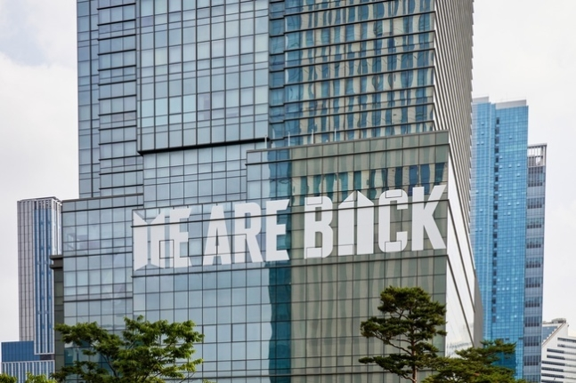 btschartsxdaily's tweet photo. [MEDIA] #BTS's Full Group Return, HYBE Building Wrapping "WE ARE BACK"

This is part of the "BTS FESTA" and the wrapping will remain until the June 29th. https://t.co/sU7Fec5JgU