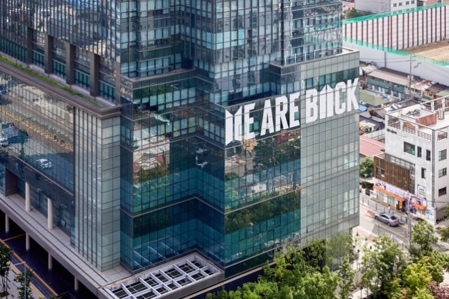btschartsxdaily's tweet photo. [MEDIA] #BTS's Full Group Return, HYBE Building Wrapping "WE ARE BACK"

This is part of the "BTS FESTA" and the wrapping will remain until the June 29th. https://t.co/sU7Fec5JgU