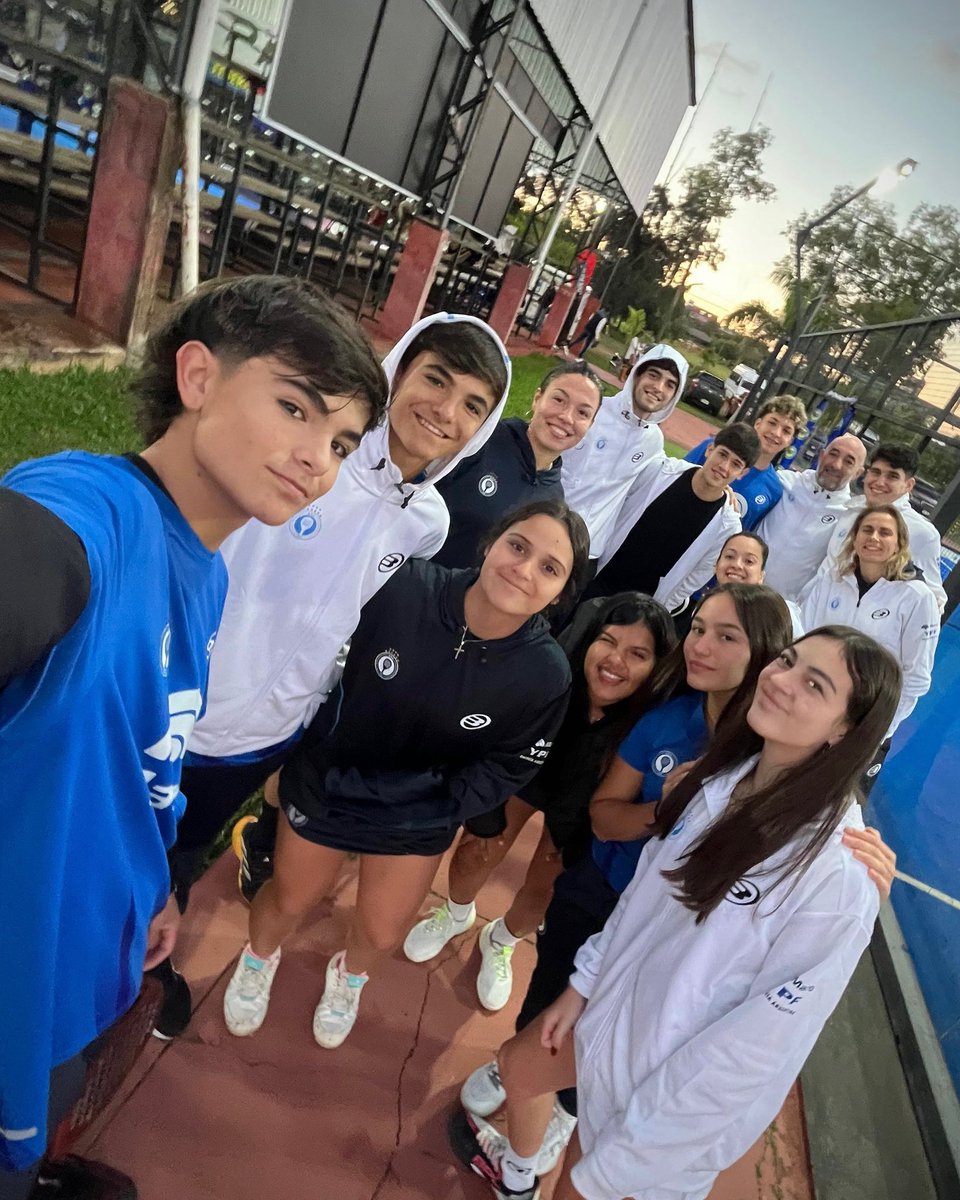 Argentina es semifinalista de la América Pádel Cup y no podemos estar más orgullosos de estos chicos, que una vez más demostraron su compromiso, su pasión por la celeste y blanca y una entrega intachable dentro y fuera de la cancha. 💥

Sigamos construyendo historias!

#APA