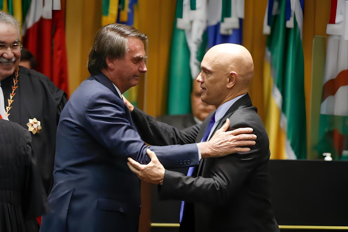 🚨ATENÇÃO: Amanhã começa o julgamento no STF que pode levar à prisão do réu Jair Bolsonaro. O ex-presidente será interrogado cara a cara por Alexandre de Moraes. A sessão será transmitida em rede nacional.