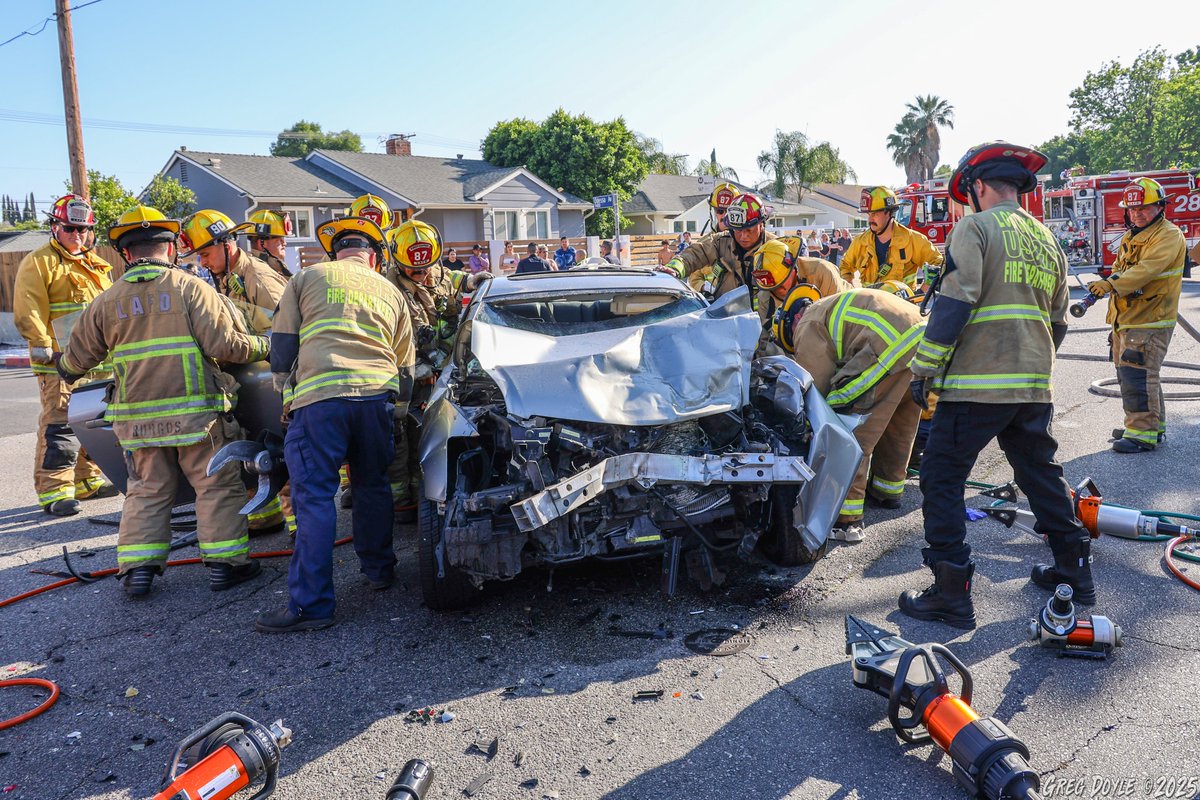 Everyone has a role to fulfill as @lafd works to extricate a driver pinned in a vehicle after a collision at Plummer and Gothic in North Hills this evening.  <a href="/LAFD/">LAFD 🔥</a>talk <a href="/LAFDvalley/">LAFD Valley</a>