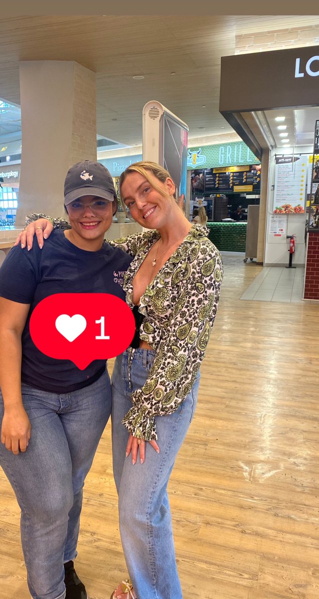 Lindarguez1D's tweet photo. Imagina estar en tu trabajo y de la nada te encuentras a tu cantante favorita desde que tenías 12 años haciendo fila para comprar comida como cualquier  mortal que no tiene dinero para pagar chefs personales. #perrie #Littlemix #Perrieedwards https://t.co/61wW5ZLPas