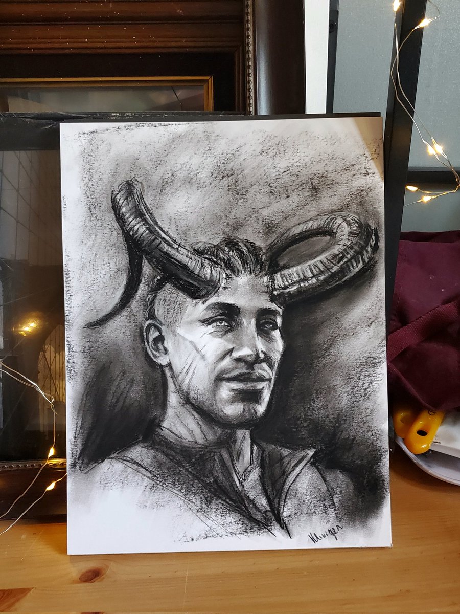 I got lots done this weekend, it's like a reward 😌

#WyllRavengard #BG3
Charcoal on paper