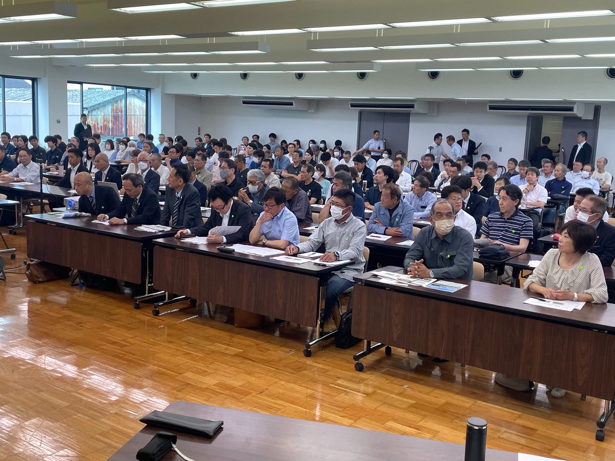 ６月７日、「みんなで創る静岡茶の未来」 をテーマに意見交換会を開催。静岡茶市場の会場には、静岡県内外から、お茶の生産者、茶商、手揉み保存会やお茶インストラクターの皆さんの他、消費者の皆さん、さらに議員や茶産地自治体の皆さんが大勢ご参加頂き、2時間超の密度濃い会となりました。