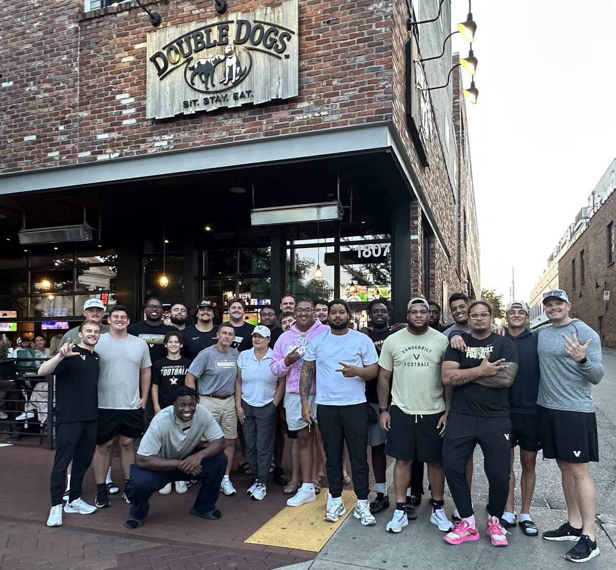 FBCoachK's tweet image. Thank you @DoubleDogsNash for hosting #VUnion tonight as we celebrate our recent birthdays especially @RealCJWilliams whose birthday is today. #FiveAsOne #RunToWin #UnionPride @VandyFootball @DoresRecruiting