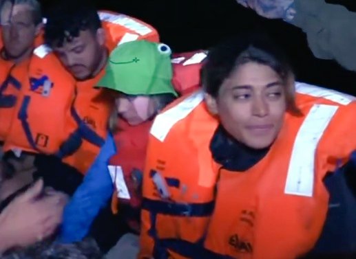 Greta avec son bob grenouille pendant l'arrestation 🥹

J'espère tellement qu'ils vont tous bien