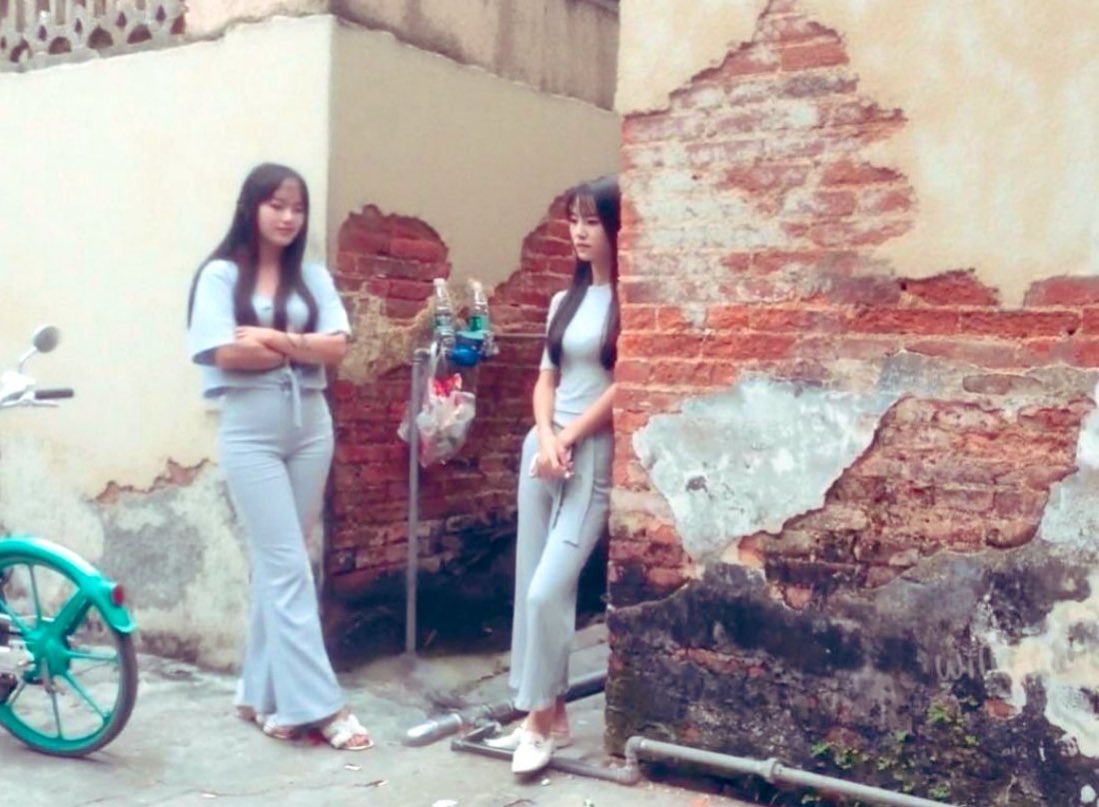 #站街 #快餐 #站街女 #扫街 
南京 城中村200爱情快餐，最近经济下滑，很多电子厂妹子失业了都选了出来站街了，这个村里面起码有10多个站街妹子，可以多来逛一下，这两个是闺蜜来的，我都试过了，肥的那个好多碧水，瘦的就长得好看一些，都是比较年轻的厂妹。