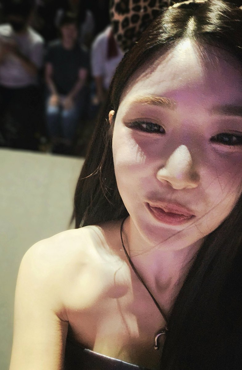 팬미팅 너무 행복했다
1부 레드썬 막공때 유나의 셀카
#브브걸 #유나