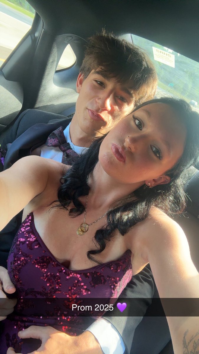 HoppingBerry's tweet photo. Hunter Borer’s Leaked Prom Photos https://t.co/13Q6W4OtDD