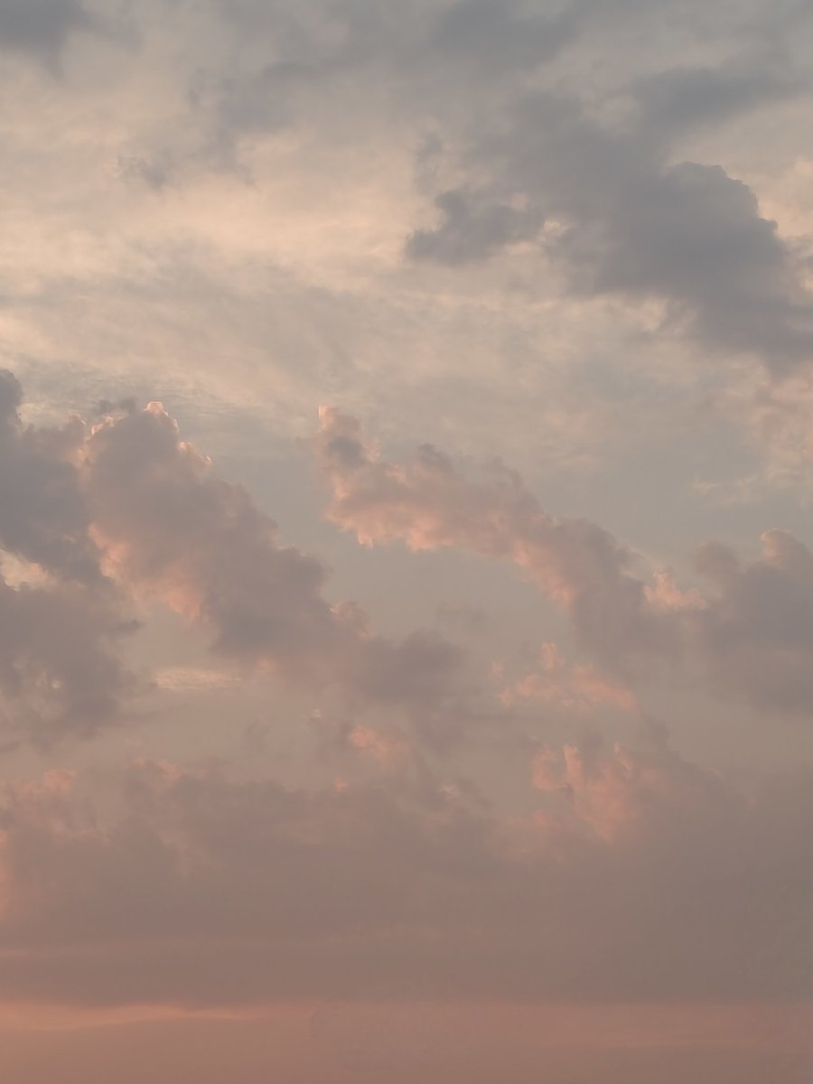 ☁️
       手机里除了涩图，最多的就是天空
#日常