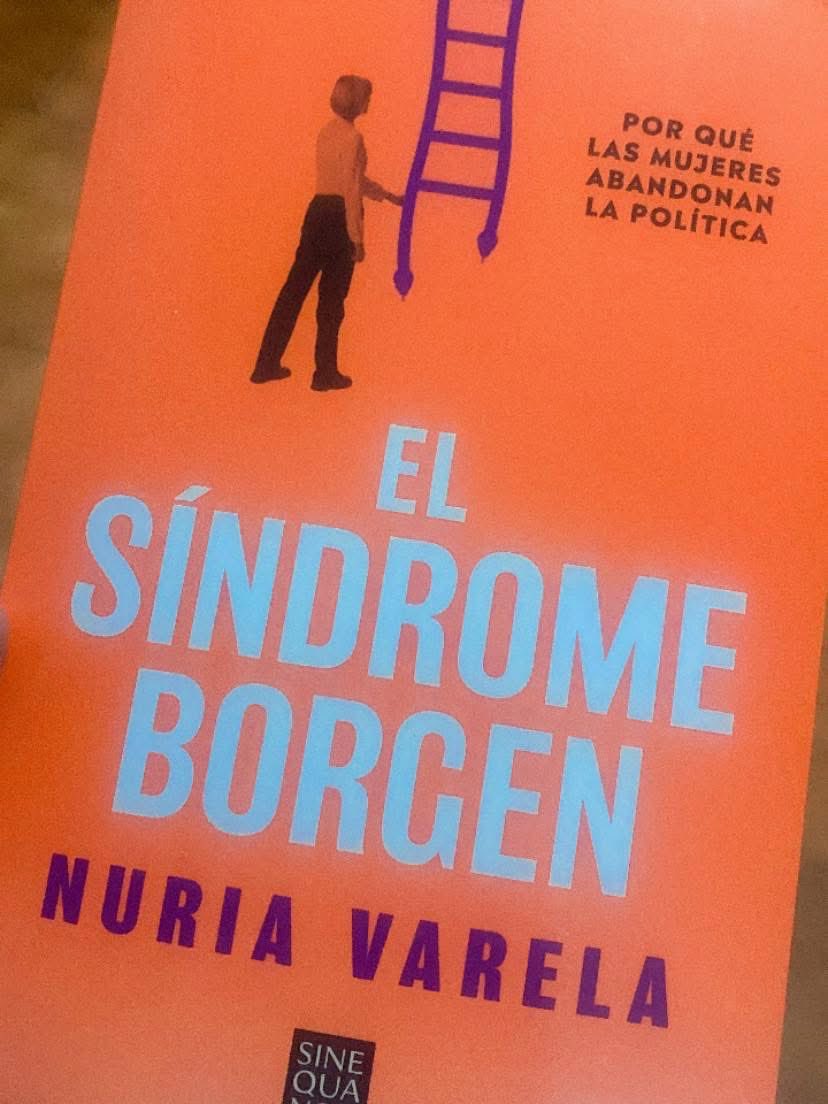 Por que las mujeres abandonan la política? Porque es el patriarcado que se ha empoderado! Las mujeres NO abandonan la poltica, es la política la que las ha abandonado #LecturaObligada <a href="/NuriaVarela/">Nuria Varela</a> siempre aprendiendo de ti!