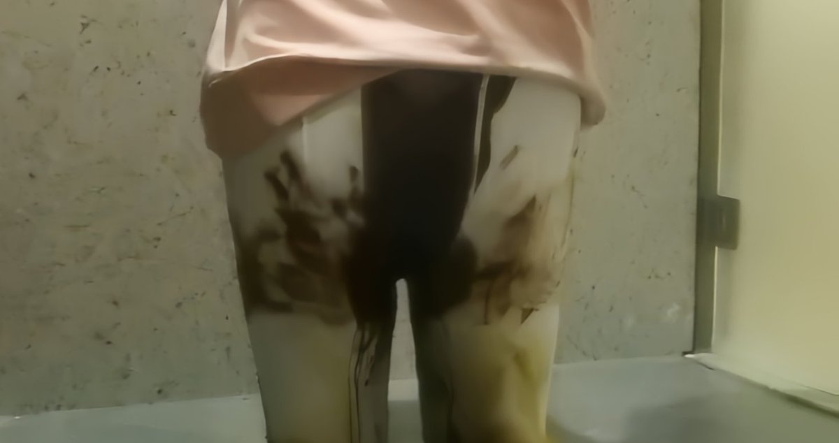 zzxjsbb's tweet photo. 《弄脏白袜子》第50期：好狼狈，白袜子变成黑袜子了！😭
#Messy
#着衣脱糞
#涂抹
#WAM
#白丝
#踩屎
#白丝踩屎
#裤袜
#丝袜
#白丝足底
#重口味
#下痢便が
#失禁
#おもらし
#お漏らし
#脏白袜
#反差 https://t.co/jhLK3NKfgX