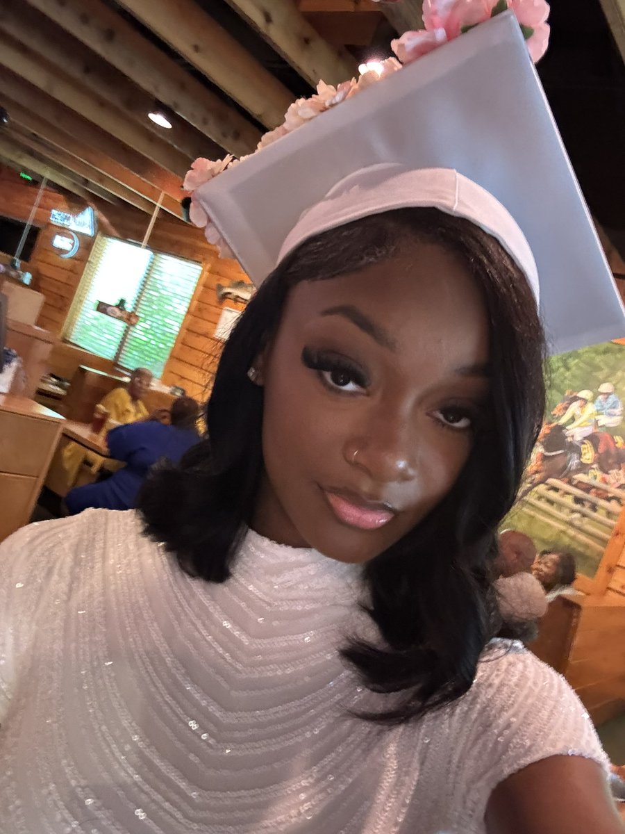 layychipss_'s tweet image. I graduated! #polyalumni 🧡💙