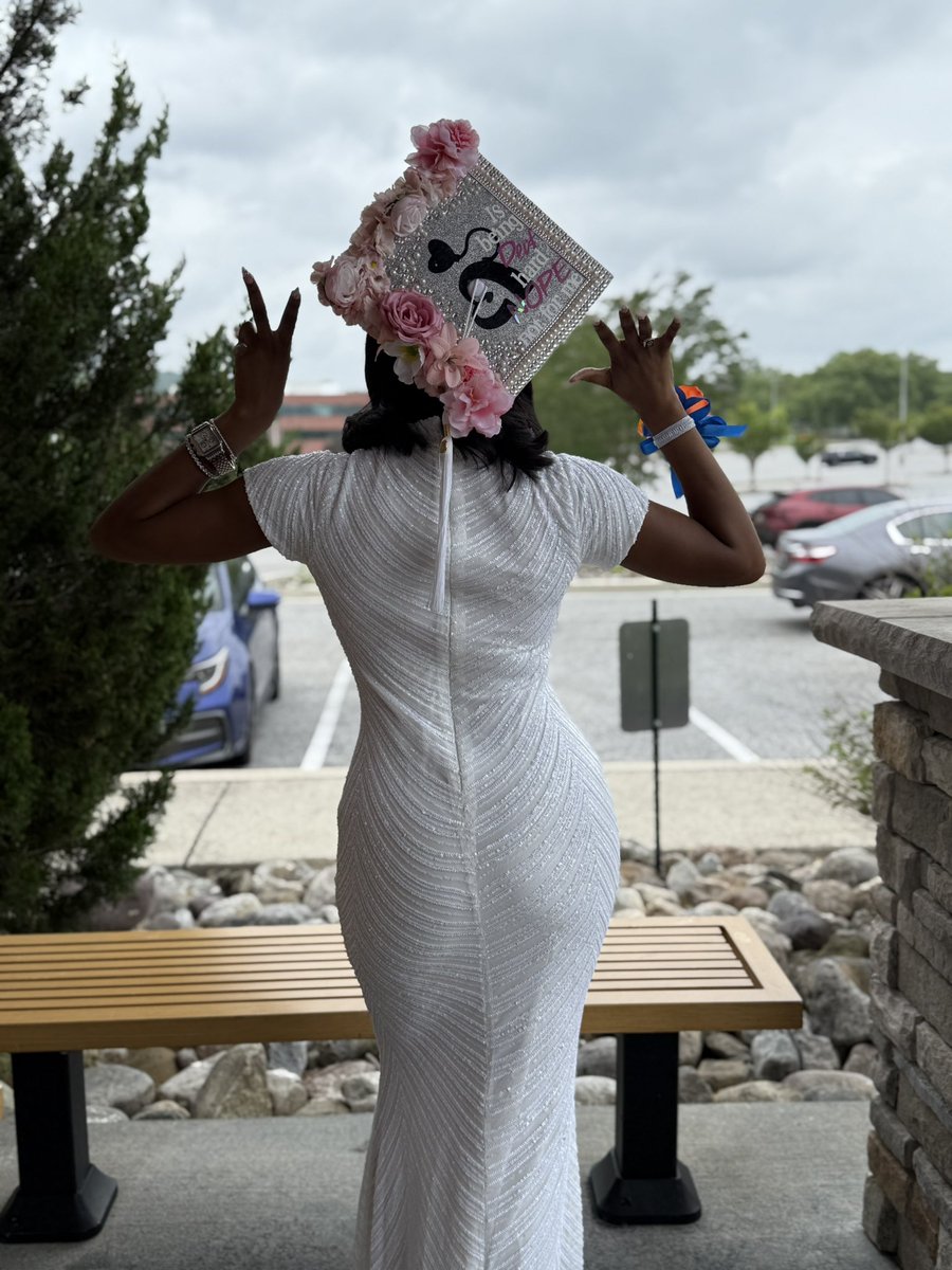 layychipss_'s tweet image. I graduated! #polyalumni 🧡💙