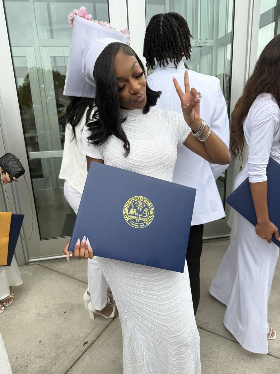 layychipss_'s tweet image. I graduated! #polyalumni 🧡💙