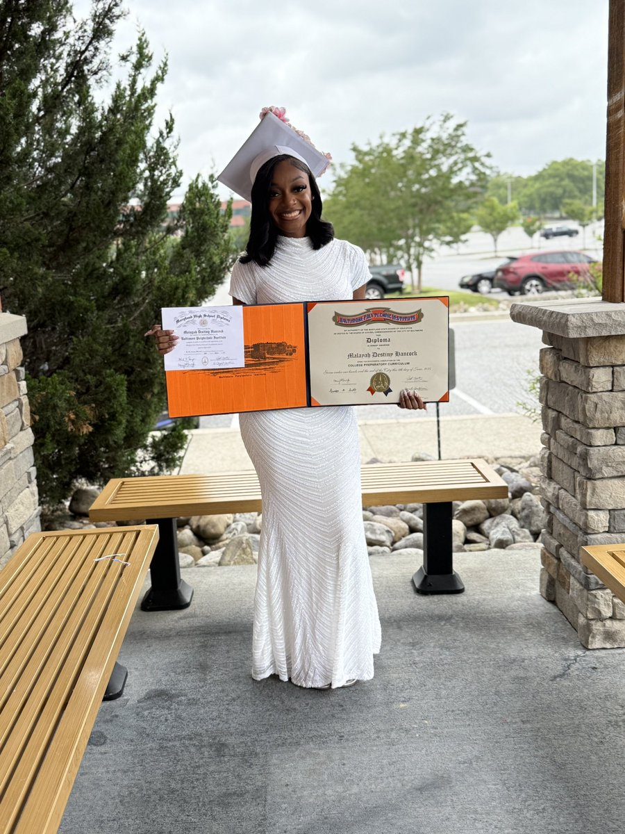 layychipss_'s tweet image. I graduated! #polyalumni 🧡💙