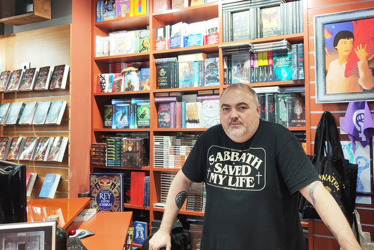 Antonio Iturbe (@antonioiturbe9) on Twitter photo Gigamesh es más que una librería, más que una editorial. Es un multiverso. Y ese laberinto de lo fantástico tiene su minotauro.
lavanguardia.com/cultura/cultur…
<a href="/GigameshTienda/">Librería Gigamesh</a> <a href="/Toliol/">Antonio Torrubia Rodríguez</a> Gigamesh es más que una librería, más que una editorial. Es un multiverso. Y ese laberinto de lo fantástico tiene su minotauro.
lavanguardia.com/cultura/cultur…
<a href="/GigameshTienda/">Librería Gigamesh</a> <a href="/Toliol/">Antonio Torrubia Rodríguez</a>