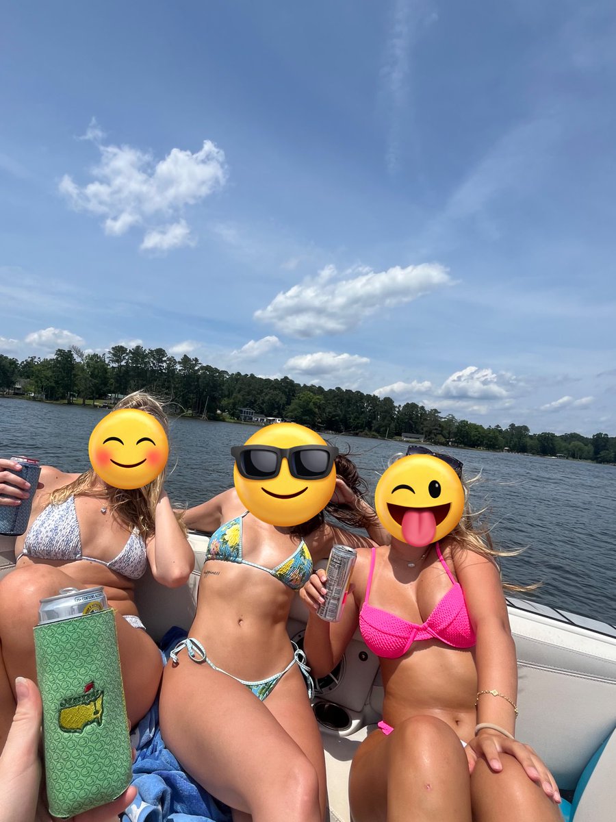 masterofqueefs's tweet image. i love being a white girl🤗🤗