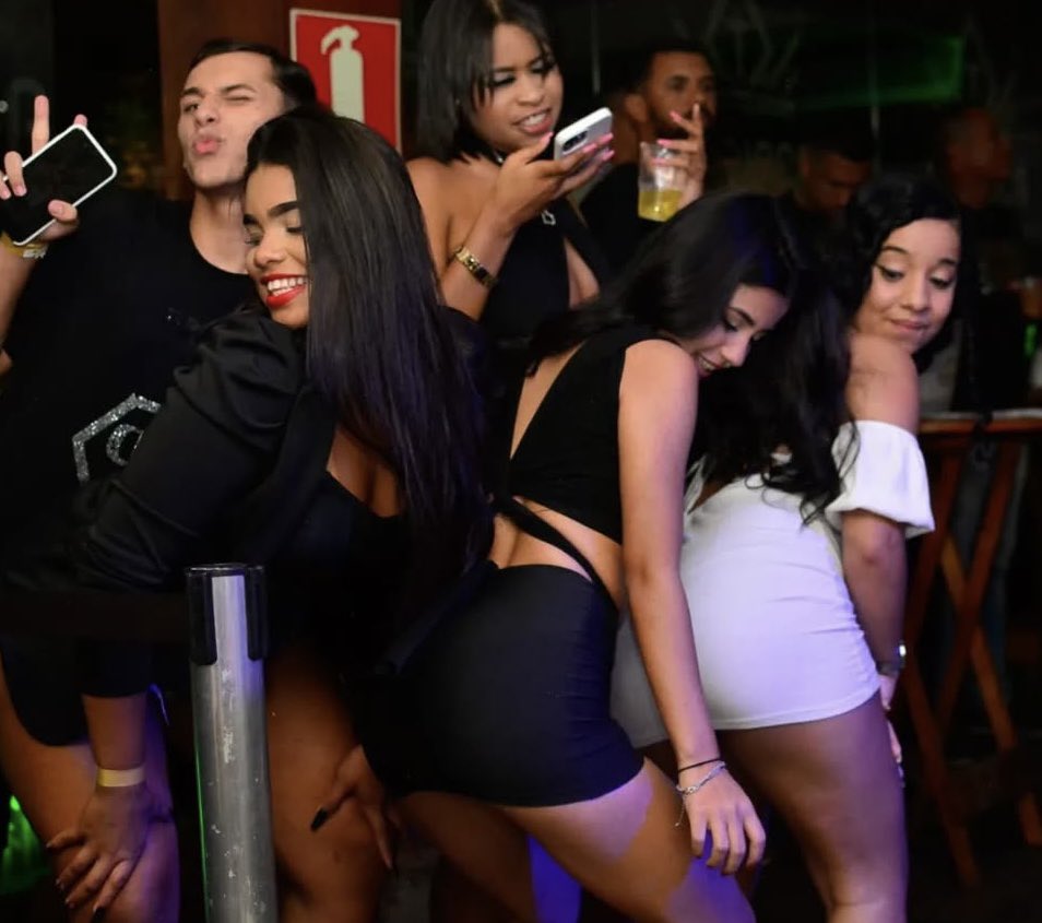 Média de Remuneração por Hora de Trabalho de Profissionais no Brasil

Médico Clínico Geral: R$ 118,00 p/h

Juiz: R$ 160,00 p/h

Engenheiro Civil: R$ 47,00 p/h

Advogado: R$ 28,00 p/h 

Professor Universitário: R$ 37,00 p/h

Garota do Job: R$ 450,00 p/h