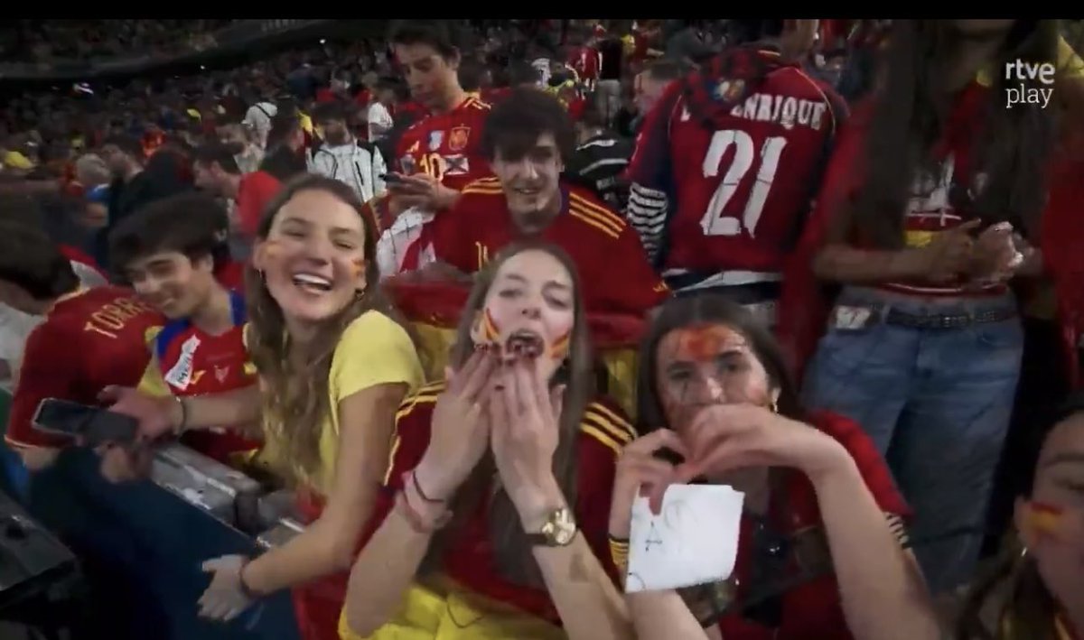 Us imagineu un aficionat alemany amb la bandera de l’esvàstica? Alemanya, any 2025, el cayetano de torn, amb la bandera franquista a la final de <a href="/UEFA/">UEFA</a> Nations League. <a href="/Bundestag/">Deutscher Bundestag</a> in your legislation, how many years of prison does the apology of fascism entail?