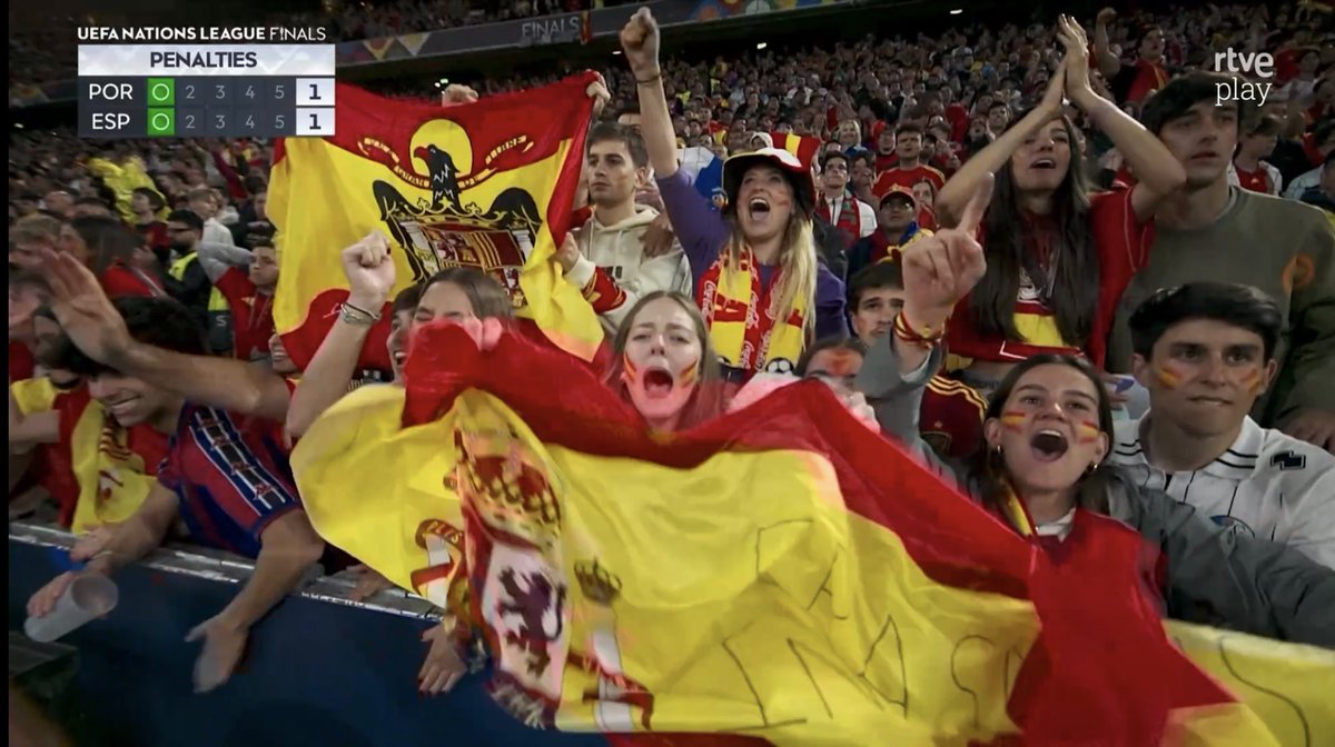 Pollastre a les graderies de #munich i bona i ràpida reacció de Juan Carlos Rivero de <a href="/rtve/">RTVE</a> “Esa bandera que no vale. Felizmente” #NationsLeagueFinal