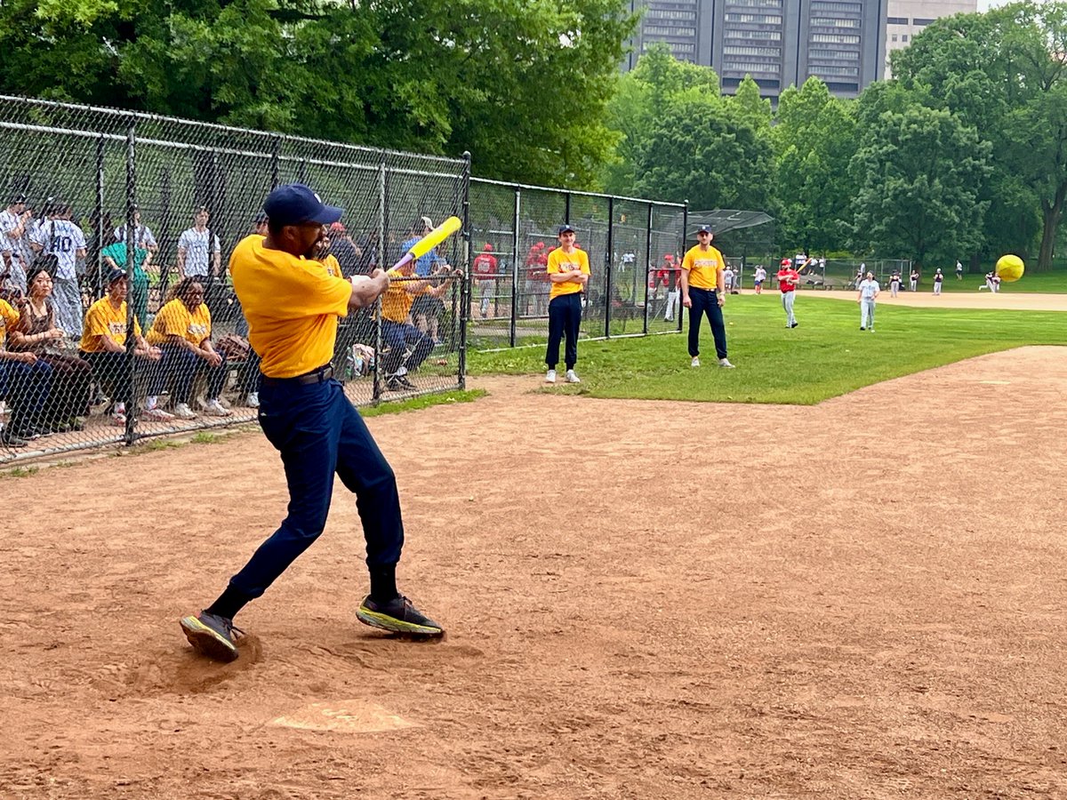 URNeurosurgery's tweet image. Thank you to @ColumbiaNeuro, @NREFORG, and @NeuroSoftball for organizing the 20th annual Neurosurgery Softball Tournament. Despite the rain 🌧️, it was a blast! 🧠🥎
#Neurosurgery #NeuroTwitter #MedEd #MedX #Softball #NYC #CentralPark #NeuroSoftballTourney