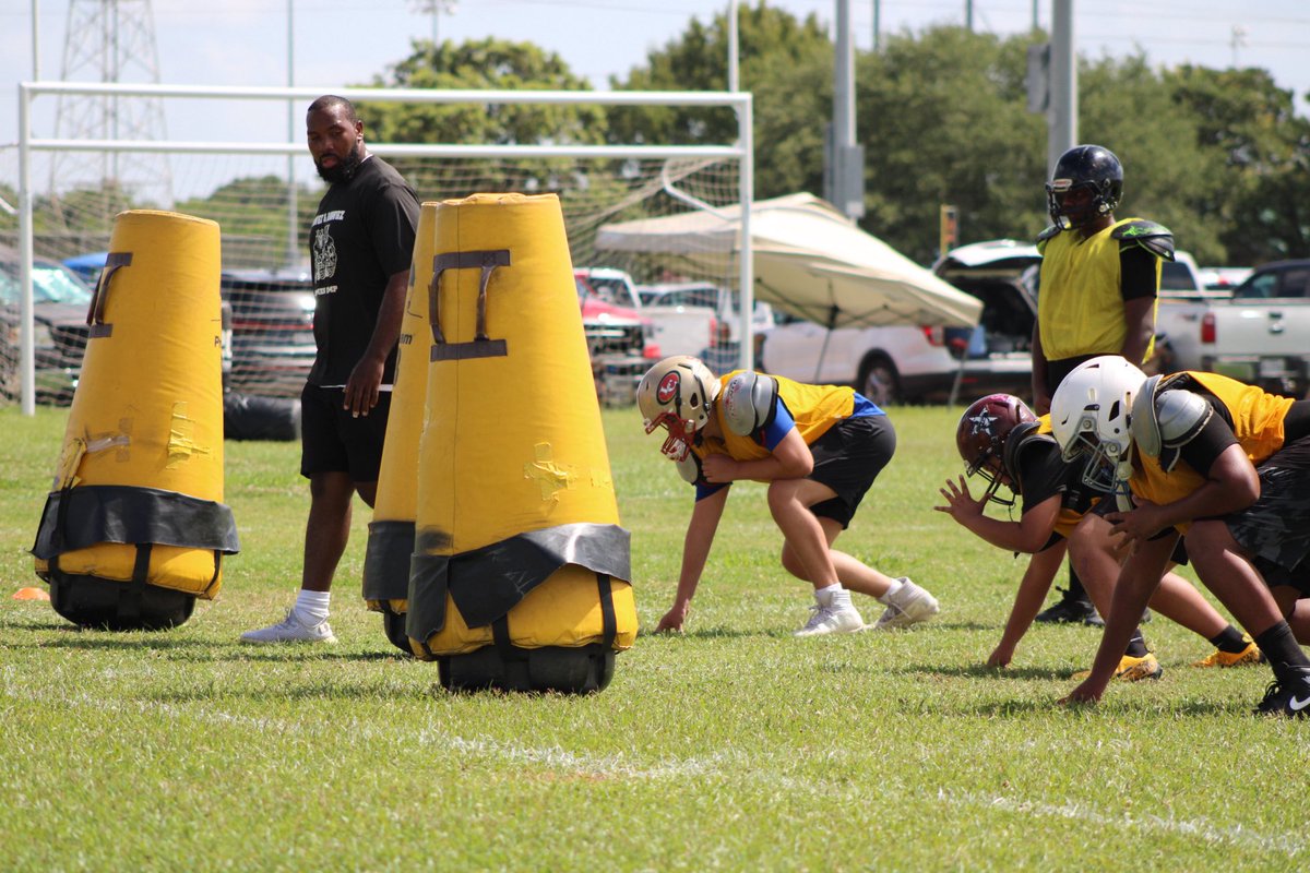 AJHanley53's tweet photo. It was great getting to compete against some older competition at Hawgz & Dawgz Camp today. Always trying to get better and compete against the best. #FootballCamp #Texas #DJHS #RecruitTheSwamp #GoGators π https://t.co/Ubi4kF6pqk