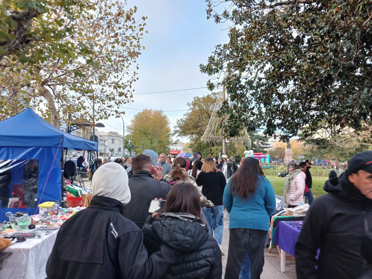MuniChivilcoy's tweet photo. 📍Compartimos una nueva edición de la Feria Bio en la plaza 25 de Mayo.  

🥁🪘 Contamos con más de 300 stands y la participación especial de la murga Yunta Brava.

¡Gracias a todos los vecinos por acompañarnos siempre! 🙌🏻 https://t.co/kcnqhZkzLT