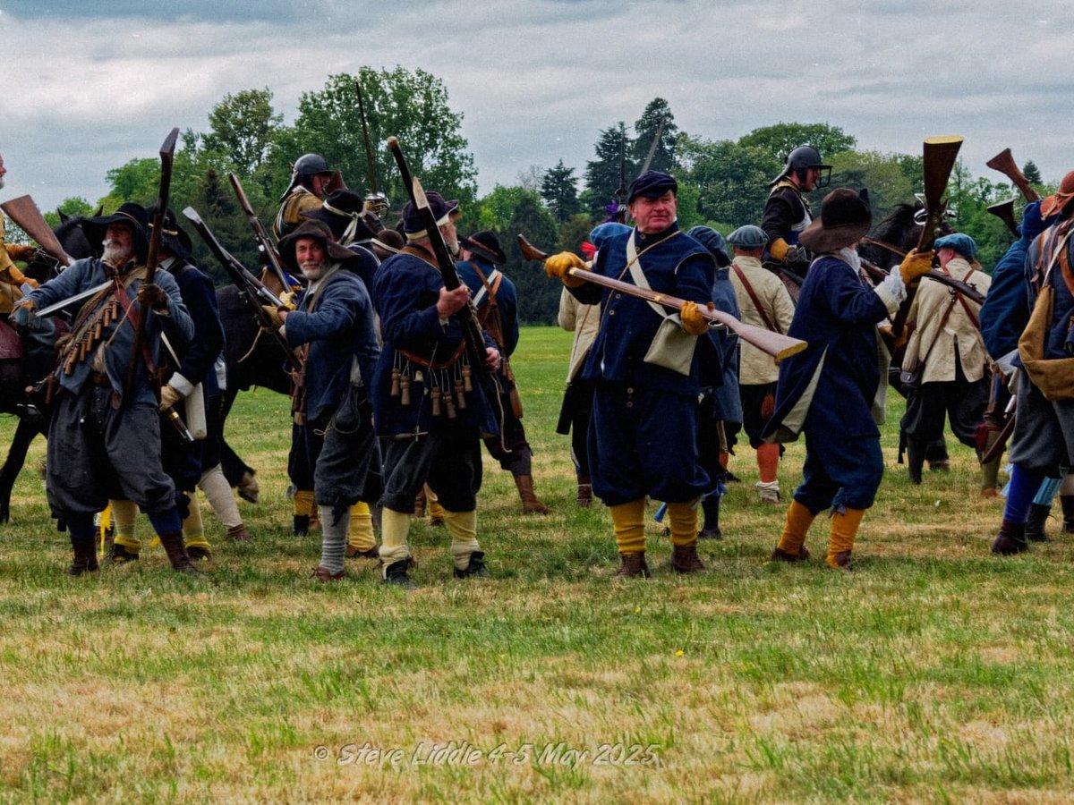 LislesRegiment's tweet photo. Some cracking photos by Steve Liddle of our musketeers fighting the cavalry ⚔️🐎
#History #17thcentury #englishvivilwar #reenactor #reenactment #historicalreenactment https://t.co/qzc0uc9KYX