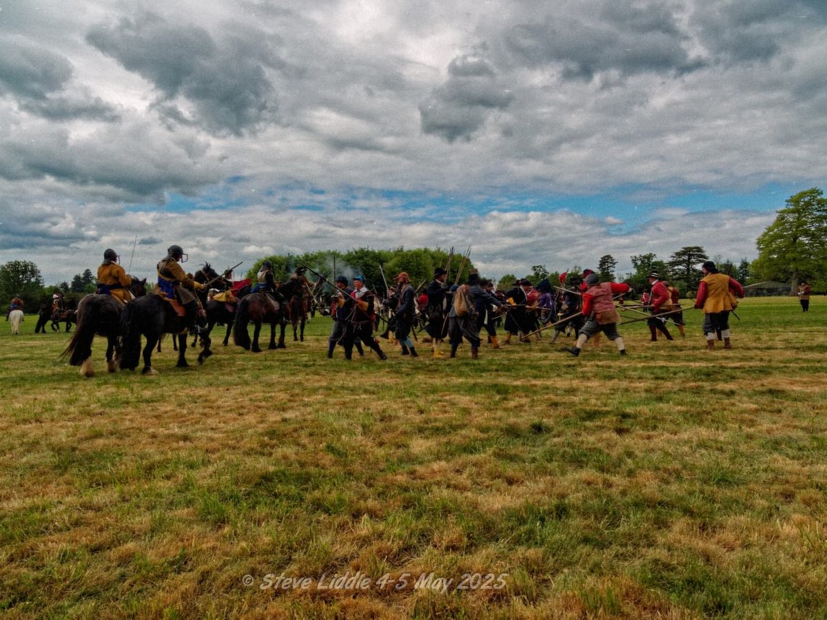 LislesRegiment's tweet photo. Some cracking photos by Steve Liddle of our musketeers fighting the cavalry ⚔️🐎
#History #17thcentury #englishvivilwar #reenactor #reenactment #historicalreenactment https://t.co/qzc0uc9KYX