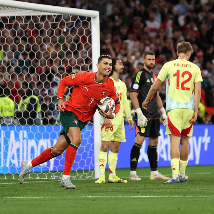 SVargasOK's tweet photo. 🇵🇹 Las gestas de Cristiano Ronaldo:

🏆 1 Eurocopa.
🏆 2 Nations League. 🆕
🏆 5 Champions.
🏆 4 Mundial Clubes.
🏆 2 Supercopa Europa.
🏆 3 Premier League.
🏆 2 LaLiga.
🏆 2 Serie A.
🏆 1 FA Cup.
🏆 2 Copa del Rey.
🏆 1 Coppa Italia.
🏆 2 EFL Cup
🏆 1 Community Shield.
🏆 2 Supercopa España.
🏆 2 Supercopa Italia.

¡Leyenda vigente del fútbol!