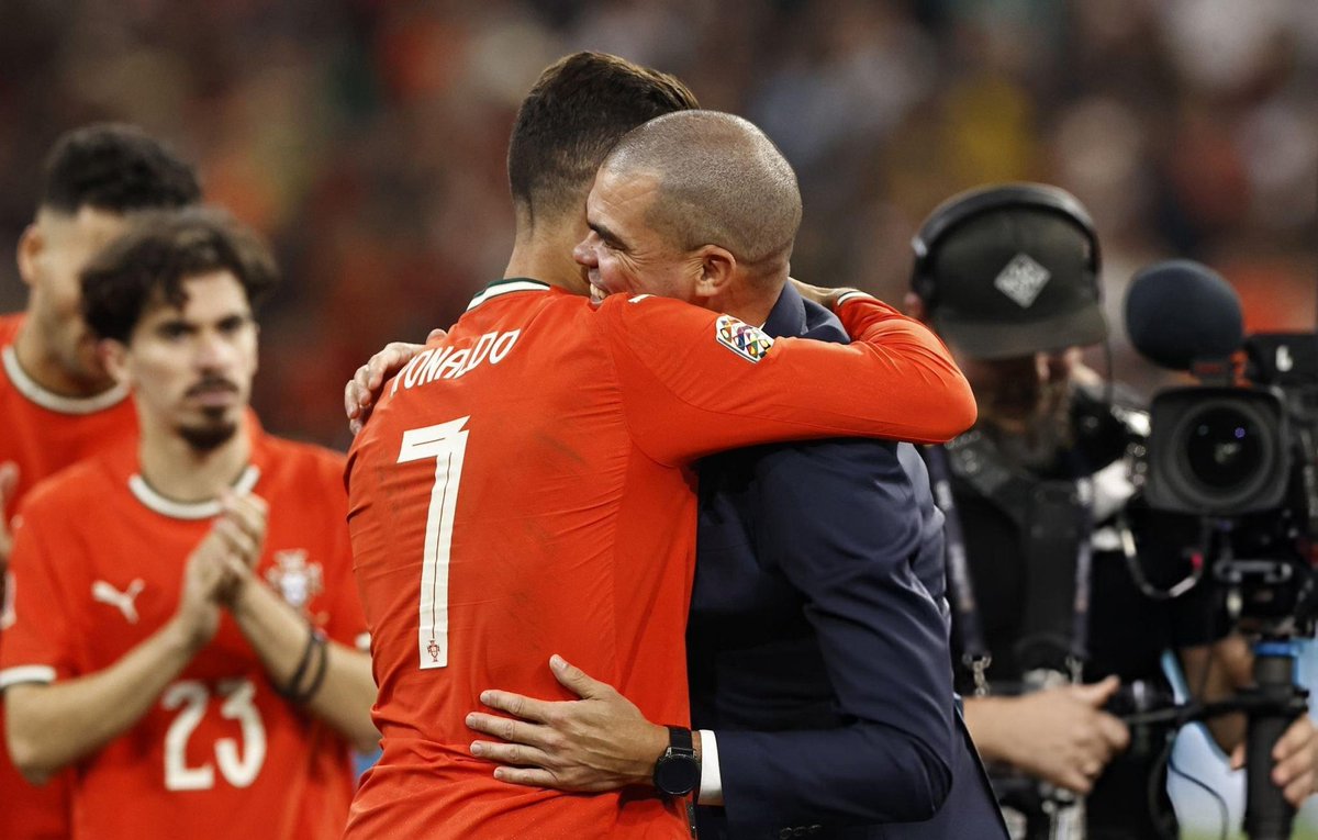 ArobaseGiovanny's tweet photo. CRISTIANO RONALDO x PEPE

Il a remis le trophée au Portugal ❤️💚 https://t.co/WXcX4afLM8