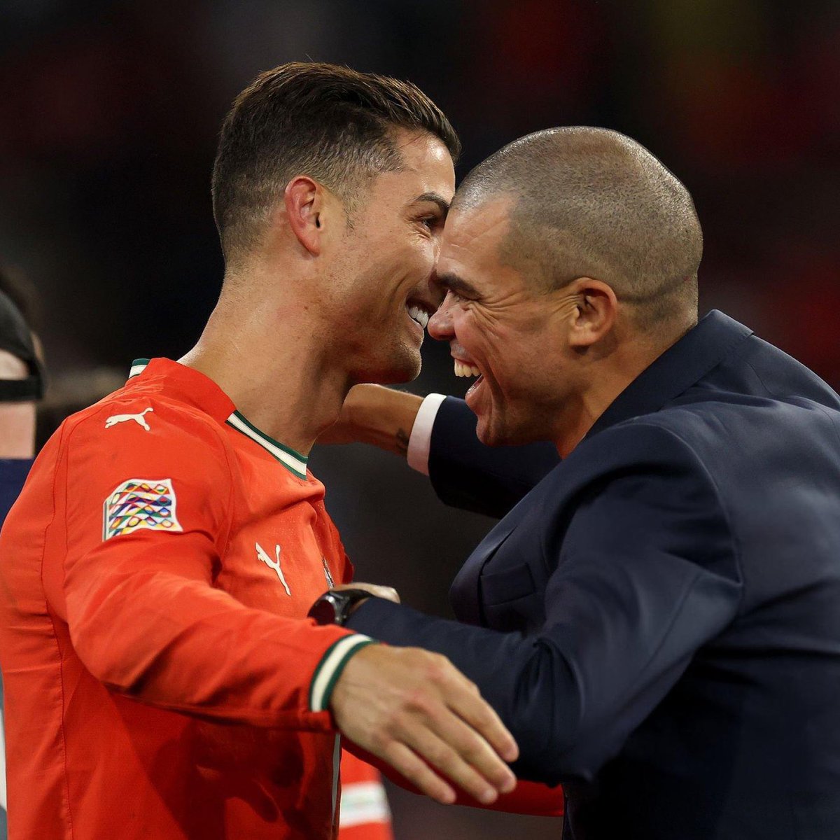 Pepe baru hari Sabtu waktu Madrid kemarin main di Corazón Classic Match, hari Minggu waktu Jerman udah nganter piala buat Portugal aja. 🫡🏆