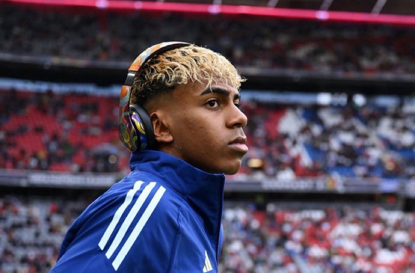 تويتر كله عليه الآن اكتشفت انه كابوس للجميع والله حراق حراق بعمر 17 وهو ظاغطهم للتاريخ والله حقيقة لامين كابوس أوروبا