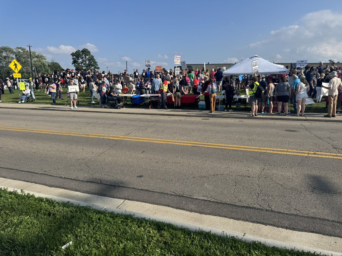 Chris Arnold (@chrisarnoldtv) on Twitter photo The sidewalk outside the Butler County Jail is lined with people, supporting 19-year-old Emerson Colindres.
They are protesting him being detained by ICE earlier this week.
<a href="/Local12/">Local 12/WKRC-TV</a> The sidewalk outside the Butler County Jail is lined with people, supporting 19-year-old Emerson Colindres.
They are protesting him being detained by ICE earlier this week.
<a href="/Local12/">Local 12/WKRC-TV</a>