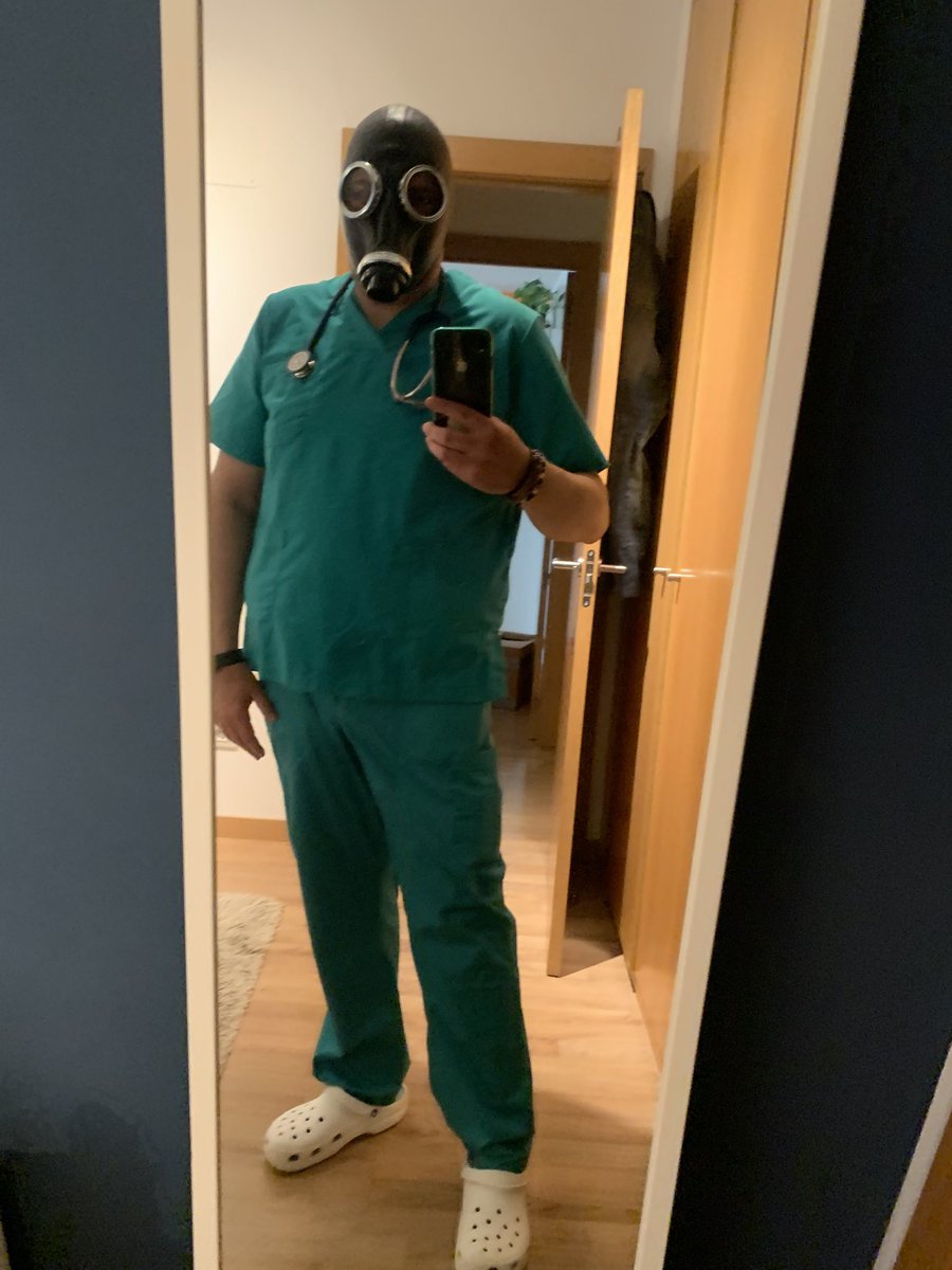 downsmokesp's tweet photo. I bought a gas mask and I'm trying it out while I take some photos. #gasmask #gasmaskmonday #medicalfetish #smoke #smokingfetish https://t.co/auCMt0ytZh