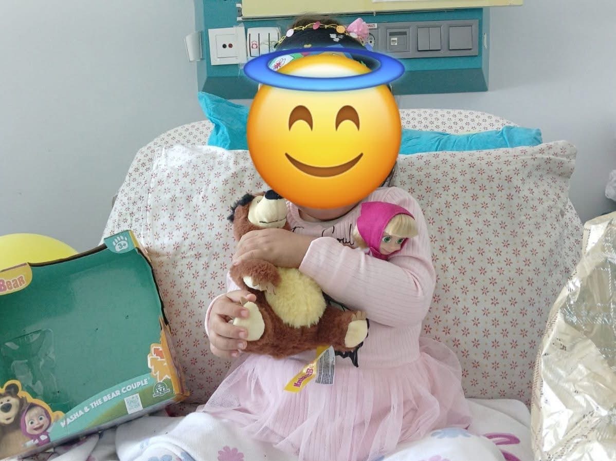 Sevinçli bekleyişin ardından miniğimize dileğini teslim ettik. Miniğimiz hediyesini alınca mutluluktan gözleri parladı. Onun bu mutluluğu bizleri de mutlu etti. Miniğimizin dileğini gerçekleştirip mutluluğuna ortak olan gönüllümüze sonsuz teşekkür ederiz.
leyladansonra.com/sitkikocman/mi…