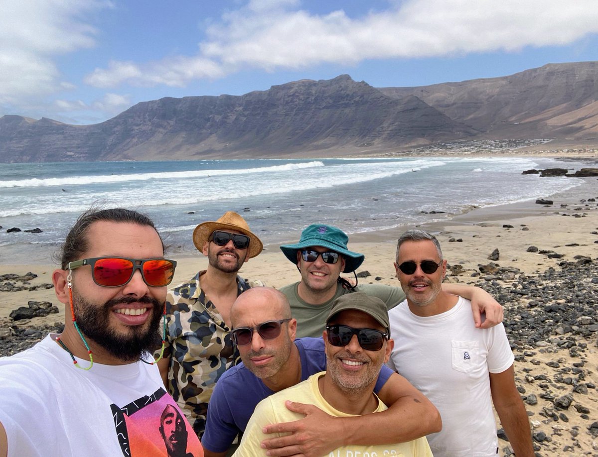 ¡Es necesario estar con ellos! ¡Bailar con ellos! ¡Amanecer con ellos! ¡Beber con ellos! ¡Discutir con ellos! ❤️ ¡Ellos!

#Festival 🍇 #SonidosLíquidos 🌋 #LaGeria 🍷 #Lanzarote