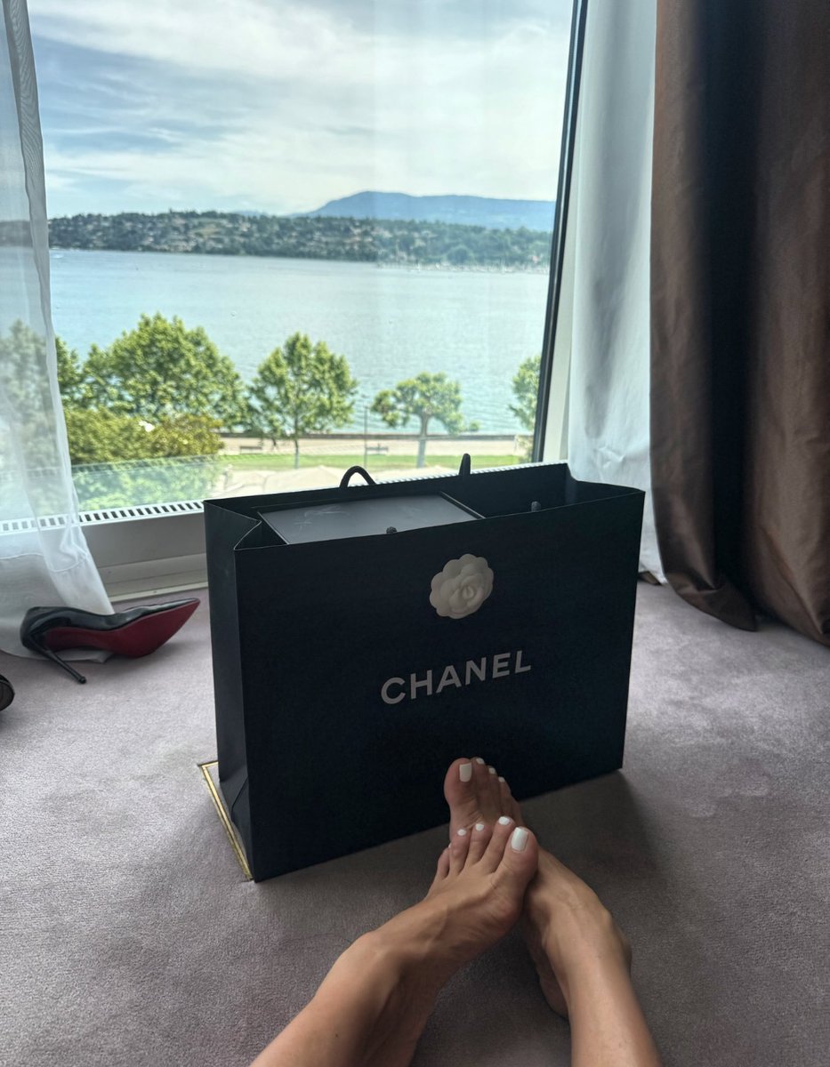 Evil woman loyal slave (Welcome to Berlin) tweet media