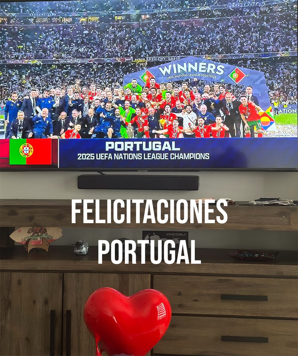 Quiero felicitar a toda la fanaticada y ciudadanos de Portugal 🇵🇹 por su triunfo. 
Mi respeto al equipo y a <a href="/Cristiano/">Cristiano Ronaldo</a> todo un líder consejero de su selección. 

Quero parabenizar toda a torcida e os cidadãos de Portugal 🇵🇹 pela vitória.
Meu respeito à equipe e ao <a href="/Cristiano/">Cristiano Ronaldo</a>, um