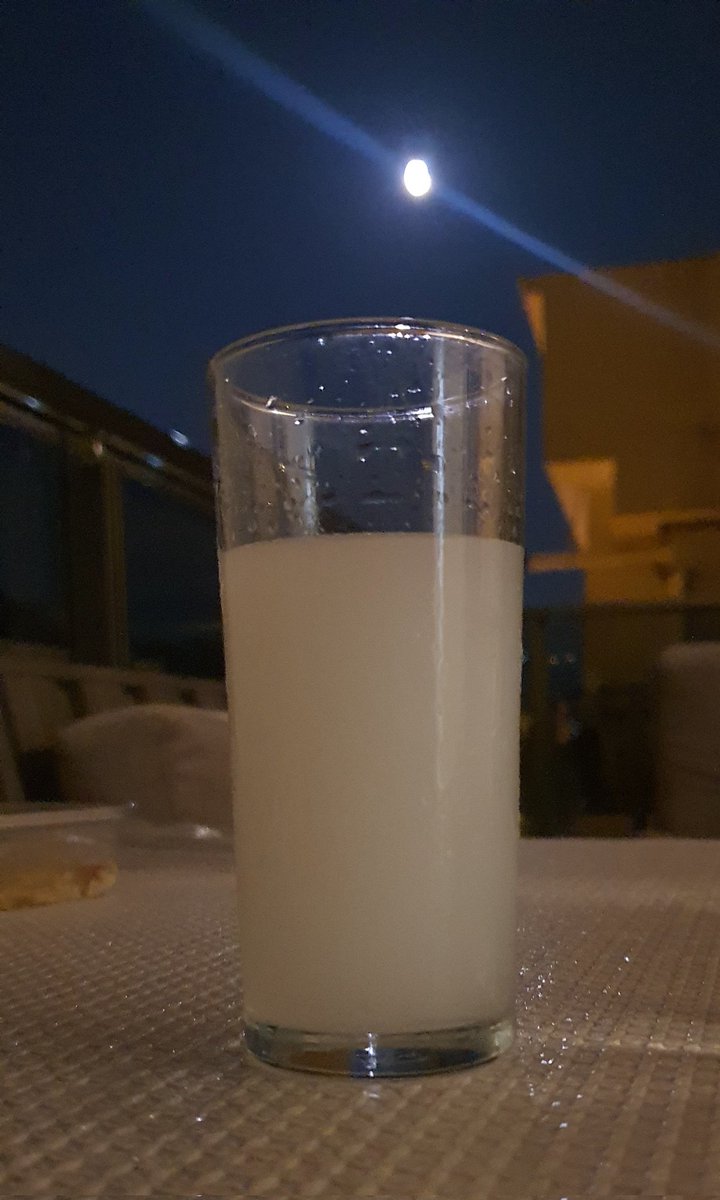 Kimbilir kaç bahar oldu, penceremde güller solalı.
Ay beyle birlikte kaç zamandır kadeh tokuşturmamış, yalın yalnızlıkkara, yandığımız kalabalıklara , küfür kafir girişmemiştik.
Saklı özlemlere kaç zamandır şiir yazmamış, bir nefeste yarılamamıştık cıgarayı. Saklı özlemlere olsun