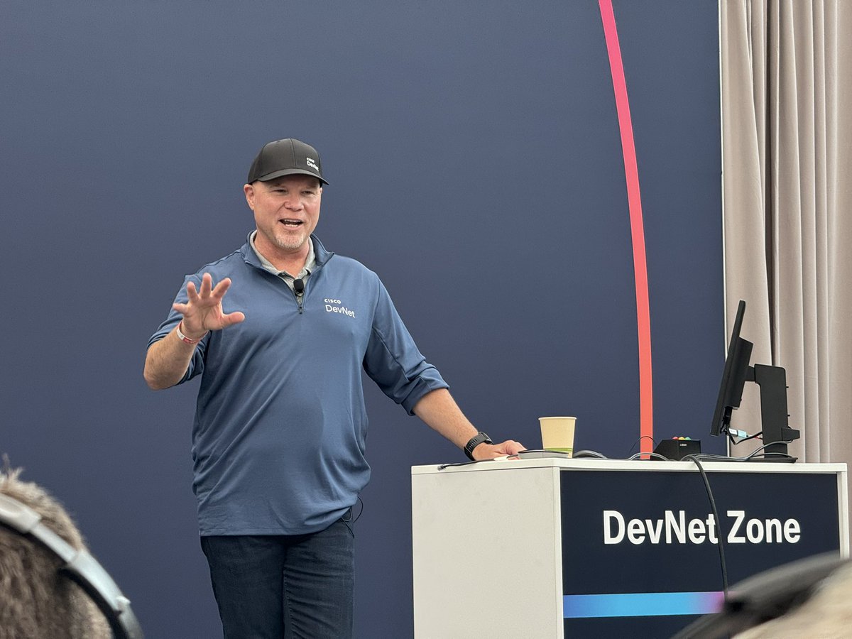 cantechit's tweet image. Insider Advocates @CiscoChampion on the tour around #CiscoLive with @eyepv6 Shannon McFarland @CiscoStore and @CiscoTVMedia