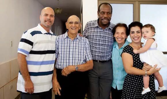 Hoy cumple años la gran cineasta norteamericana Estela Bravo, a quien ratificamos nuestra gratitud, deseándole muchas felicidades. #Cuba #CDRCuba #CubaVencerá #EstelaBravo