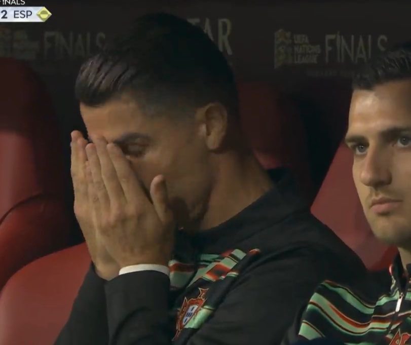 llalanzi1's tweet photo. #البرتغال_اسبانيا #كريستيانو_رونالدو  #CR7𓃵 #CristianoRonaldo @Cristiano 

قائد النصر الاسطوره كريستيانو رونالدو 

رفع يديه الى الله وتمنى الفوز والظفر بالبطوله 
ثم سجد شكر لله بعد نهايه المباراه 🙏🏻

هذا ماتعلمه في ناديه النصر الله يشرح قلبه للاسلام 💛💙 https://t.co/WwsaMdNSHN