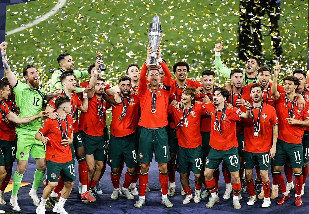 UR_Smc456's tweet photo. Another one for the history books 🇵🇹
Ronaldo lifts his 2nd Nations League trophy with Portugal.

You can doubt anything… but never the legacy. 🐐
Champions again. 
#CR7 #Portugal 
#NationsLeague #Ronaldo #Champions #NationsLeagueFinal https://t.co/9FSEV5uRzQ