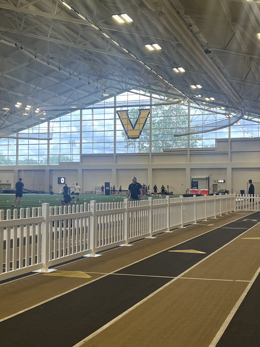 bodespence10's tweet image. Thank you @VandyFootball for putting on a great camp today and pushing me to be a better player! Enjoyed meeting @CoachAltman and @TimBeckFB as well! Looking forward to getting back up there! #anchordown @Coach_Lea @EPHSRecruiting @VanSpence10 @RecruitGeorgia @RustyMansell_