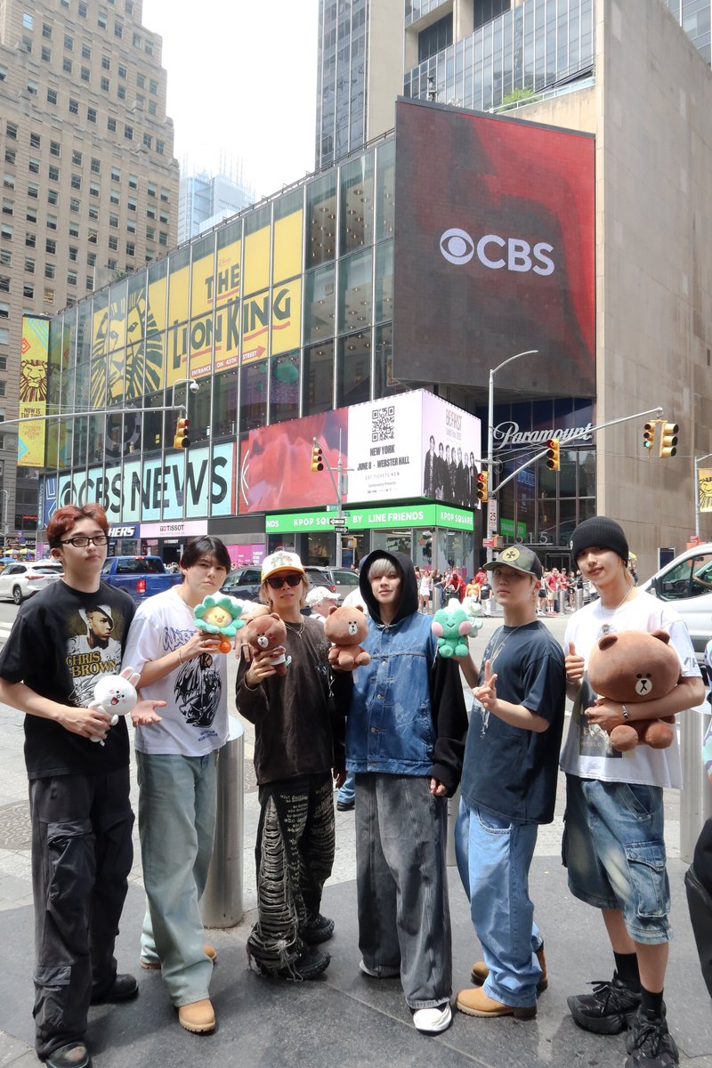 BEFIRSTofficial's tweet photo. BE:FIRST in Times Square!!!!

#NY #NewYork #TimesSquare
#LINEFRIENDS @_LINEFRIENDS
#BEFIRST https://t.co/rgz5dE9dDW
