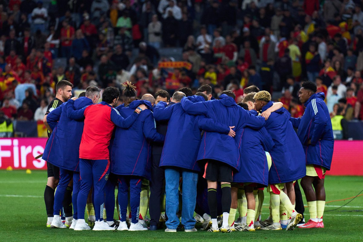 En las buenas y en las malas.

𝗦𝗢𝗠𝗢𝗦 𝗙𝗔𝗠𝗜𝗟𝗜𝗔.

#NationsLeague | #VamosEspaña